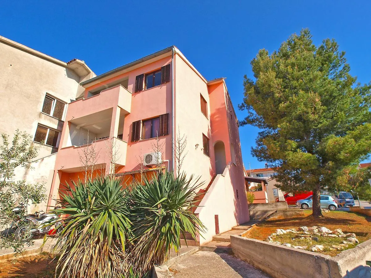 Apartments Sandra 1335 Pola
